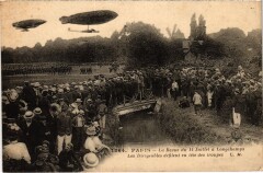 La Revue du 14 Juillet à Longchamps - Les Dirigeables défilent en tête des Troupes à Paris 16e