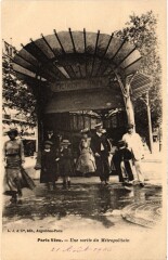 Carte postale ancienne Paris Vecu. Sortie du Metropolitain
                                                                     à Paris 17e
                                