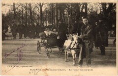 Paris Vecu. Aux Champs Elysees La Voiture des tout petits