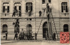 Paris Pompiers Firefighters attaque d'un feu par l'echelle