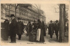 Paris Vecu. La sortie du Metro