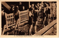 Les Piscines Auteuil Molitor - La sortie des douches à Paris 16e