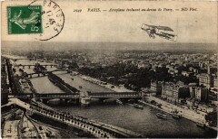 Carte postale ancienne Aéroplane, évoluant au dessus de Passy
                                                                     à Paris 7e
                                