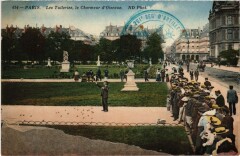 Carte postale ancienne Les Tuileries, le Charmeur d'Oiseaux
                                                                     à Paris 1er
                                