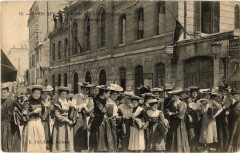 Carte postale ancienne Sortie de l'Ecole Professionnelle rue de la Tombe-Issoire
                                                                     à Paris 14e
                                