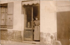 Paris carte photo une femme dans la porte