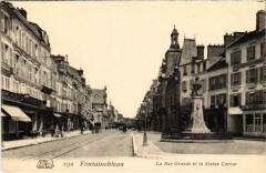 Fontainebleau La Rue Grande et la Statue Carnot France à Fontainebleau