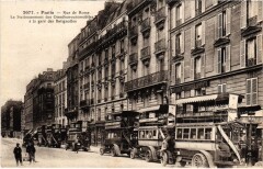 Carte postale ancienne Rue de Rome - Le stationnement des Omnibus-automobiles à la gare des Batignolles
                                                                     à Paris 17e
                                