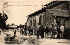 Militaire Camp de Sissonne - La Distribution du pinard à Sissonne