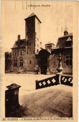 Rodez - L'Eveche vu du Parvis de la Cathédrale à Rodez
