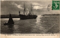 Brest- Un Bateau Marchand entrant dans le Port France à Brest