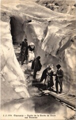 Chamonix - Sortie de la Grotte de Glace aux Bossons