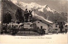 Monument de Saussure et le Mont-Blanc a Chamonix