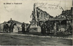 Saint-Mihiel in Frankreich - Square Scene with Soldiers and Ruins à Saint-Mihiel