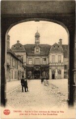 Troyes - Vue de la Cour interieure de l'Hotel de Ville à Troyes
