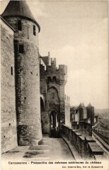 Carcassonne Perspective des defenses ext.du chateau France à Carcassonne