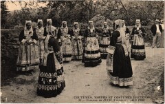 Femmes de Juch - Coutumes Moeurs et Costumes Bretons -
													29 Finistère
												