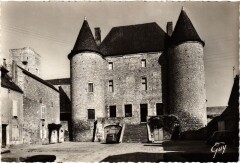 Nemours La cour du chateau fort des Ducs à Nemours
