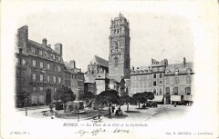 Rodez - La Place de la Cite et la Cathédrale à Rodez