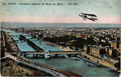 Aéroplane, évoluant au dessus de Passy à Paris 7e