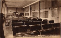 Carte postale ancienne Ecole Normale d'Institutrices - Salle de Dessin
                                                                     à Paris 17e
                                