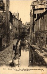 Carte postale ancienne Un coin pittoresque de la Bièvre - Ruelle des Gobelins
                                                                     à Paris 13e
                                