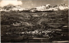 Vue générale prise du Sud et le massif de Chabriéres