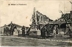 Saint-Mihiel in Frankreich - Square Scene with Soldiers and Ruins à Saint-Mihiel