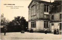 Carte postale ancienne Les Gobelins - Cour d'Antin - Statue de Colbert - Ecole de Dessin
                                                                     à Paris 13e
                                