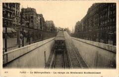 Carte postale ancienne Le Métropolitain - La rampe du Boulevard Rochechouart
                                                                     à Paris 18e
                                