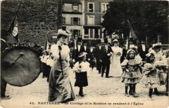 Nanterre Le cortege et la Rosiere se rendant a l'Eglise à Nanterre
