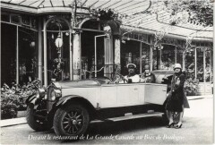 Devant le restaurant de la Grande Cascade au Bois de Boulogne à Paris 16e