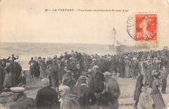 Le Treport  Touristes Contemplant La Mer D'Ici -
													76 Seine Maritime
												