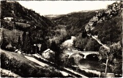 Chateauneuf les Bains Le Pont Brainant et la route France