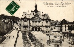 Carte postale ancienne L'Hôtel de Ville - Le Square - La Salle des Fêtes - La Rue du Mont-Valérien - Au loin, le fort du Mont-Valérien
                                                                     à Suresnes
                                