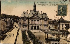 Carte postale ancienne L'Hôtel de Ville - Le Square - La Salle des Fêtes - La Rue du Mont-Valérien - Au loin, le fort du Mont-Valérien
                                                                     à Suresnes
                                
