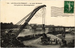 Levallois Perret Quai Michelet un grue en dechargement à Levallois-Perret