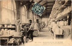 Carte postale ancienne Sevres Manufacture Nationale Ateliers de Mouleurs
                                                                     à Sèvres
                                