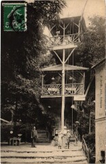 Carte postale ancienne Le Plessis-Robinson Le Gros Chataignier
                                                                     au Plessis-Robinson
                                