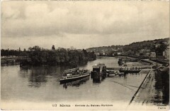 Sevres Arrivee du Bateau Parisien