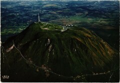 Puy de Dome La route et le sommet vue prise par avion France