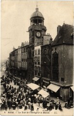 Riom La Tour de l'Horloge et le Marche France