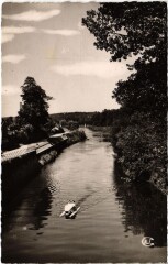 L'Isle Adam Pedalo sur un bras de l'Oise à L'Isle-Adam