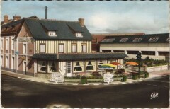 Pont-l'Eveque Place du Calvaire et l'Hotel du Lion d'Or