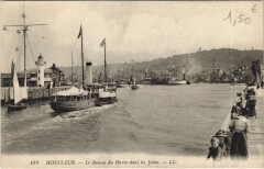 Honfleur Le Bateau du Havre dans les Jetees à Honfleur