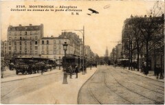 Carte postale ancienne Aéroplane évoluant au dessus de la porte d'Orléans
                                                                     à Paris 14e
                                