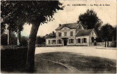 Luzarches La Place de la Gare France à Luzarches