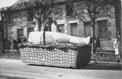 Mouy - Carte Photo - Fete Cavalcade Publicite Champagne Mercier - Florent