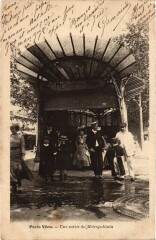 Paris Vecu. Sortie du Métropolitain