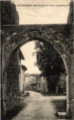 Perouges Sortie par la porte exterieure